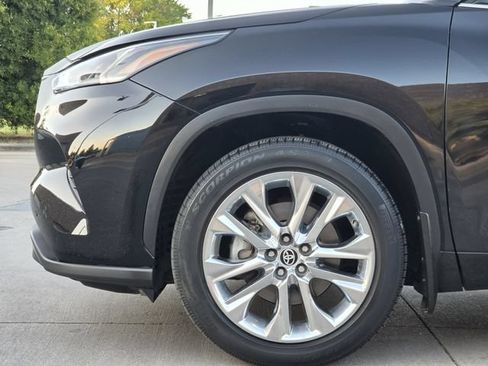 Used 2023 Toyota Highlander Limited FWD image 7