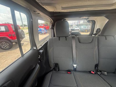 Used 2025 Jeep Wrangler Unlimited Sahara AWD/4WD image 40