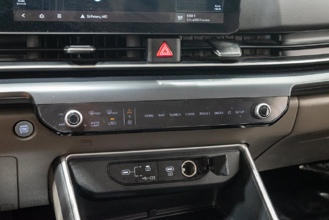 Used 2025 Kia Carnival FWD image 19