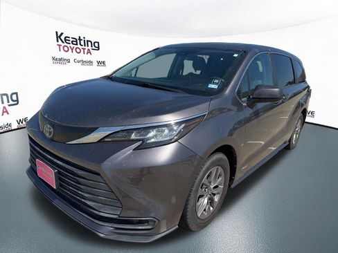 Used 2021 Toyota Sienna LE FWD image 3