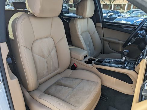 Used 2020 Porsche Macan image 32