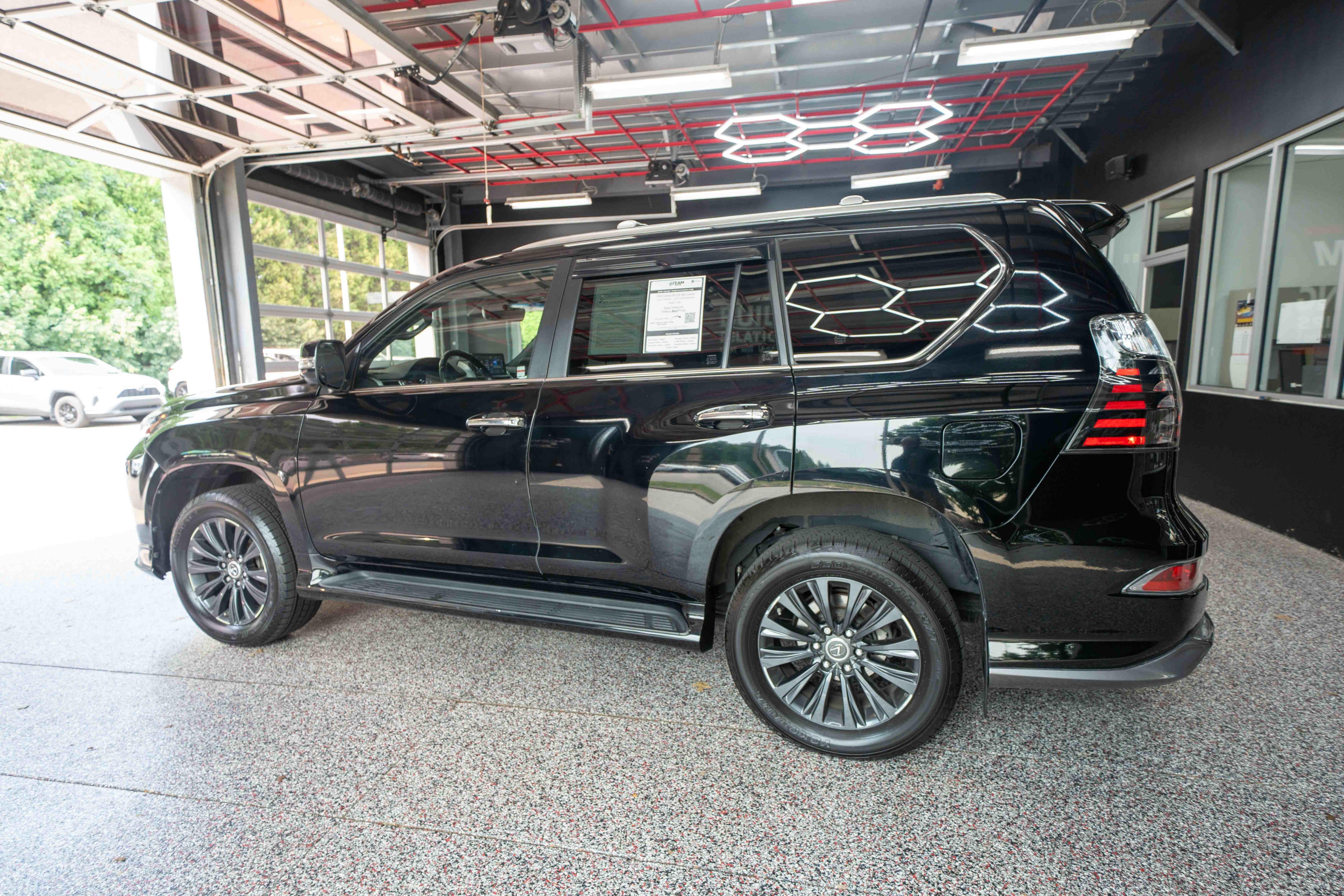 Used 2023 Lexus GX 460 Luxury w/ Sport Design Package AWD/4WD image 2