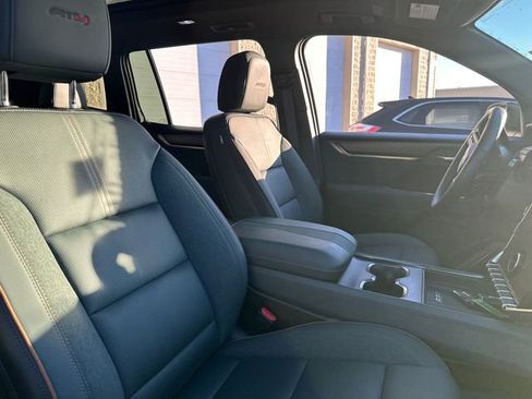 Used 2025 GMC Acadia AT4 w/ Luxury Package image 17