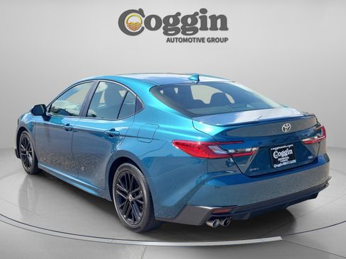 Used 2025 Toyota Camry SE image 3