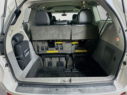 Used 2013 Toyota Sienna SE FWD image 31