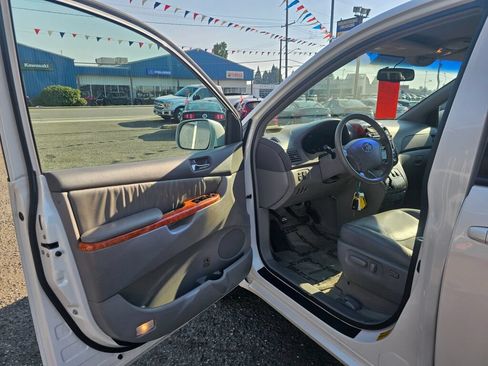 Used 2006 Toyota Sienna XLE w/ XLE Pkg 9 AWD/4WD image 18