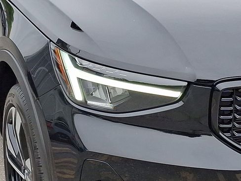Used 2023 Volvo XC40 B5 Plus w/ Protection Package Premier AWD/4WD image 9