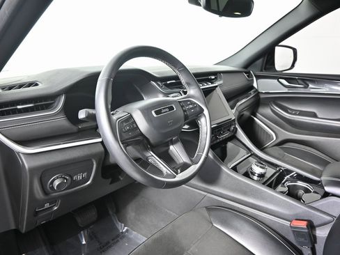 Used 2022 Jeep Grand Cherokee L Laredo image 23