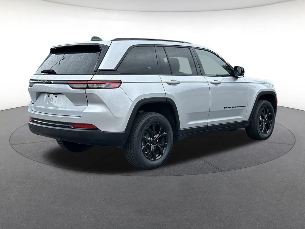 Used 2025 Jeep Grand Cherokee Altitude AWD/4WD image 6