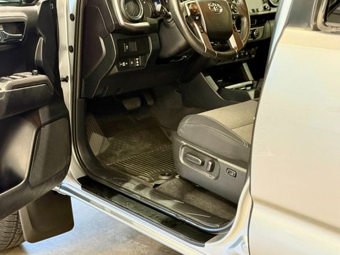 Used 2022 Toyota Tacoma TRD Off-Road w/ Technology Package AWD/4WD image 28