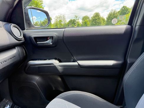 Used 2023 Toyota Tacoma TRD Off-Road w/ Technology Package AWD/4WD image 39