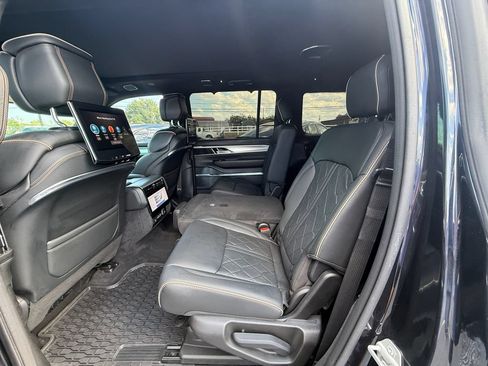 Used 2023 Jeep Grand Wagoneer Series III w/ Rear Seat Video Group 1 AWD/4WD image 19