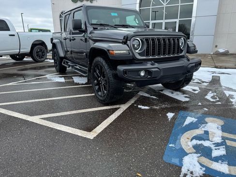 Used 2025 Jeep Gladiator Sport image 2