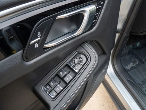 Used 2022 Porsche Macan image 10