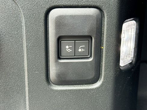 New 2026 Land Rover Defender 110 X-Dynamic SE AWD/4WD image 13