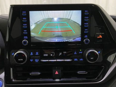 Used 2021 Toyota Highlander XLE image 22