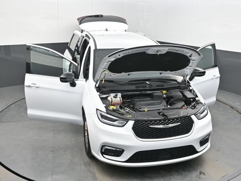Used 2025 Chrysler Pacifica Select image 35