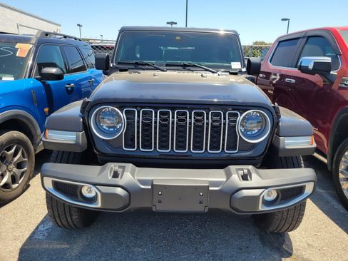 Used 2025 Jeep Wrangler Unlimited Sahara AWD/4WD image 2