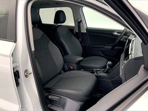 New 2026 Volkswagen Taos SE image 9