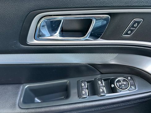 Used 2017 Ford Explorer XLT w/ Equipment Group 202A FWD image 10
