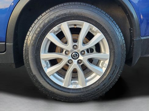 Used 2018 Nissan Rogue SV w/ Sun & Sound Touring Package image 5