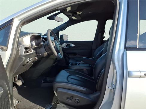 Used 2023 Chrysler Pacifica Touring-L w/ S Appearance Package image 17