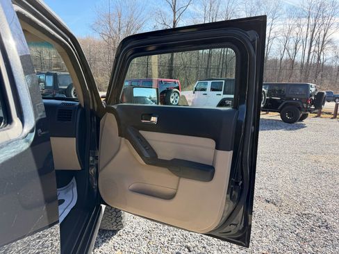 Used 2009 HUMMER H3T Adventure image 15