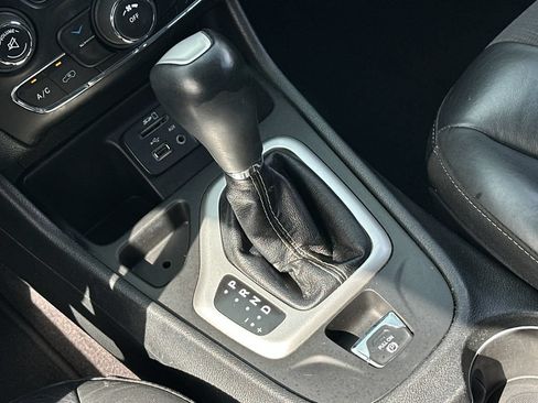 Used 2018 Jeep Cherokee Latitude Plus FWD image 19