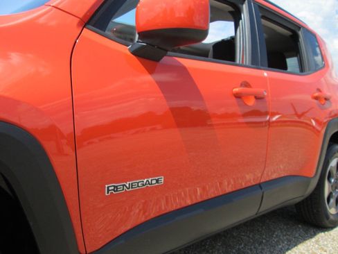 Used 2015 Jeep Renegade Latitude AWD/4WD image 7