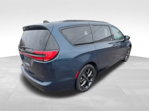 Used 2025 Chrysler Pacifica Limited FWD image 8