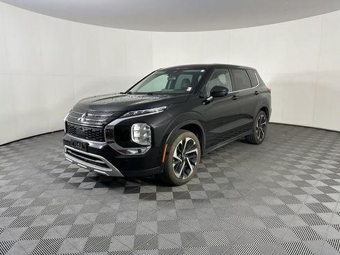 Used 2023 Mitsubishi Outlander SE image 2