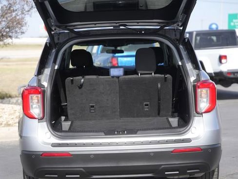 Used 2024 Ford Explorer XLT image 32