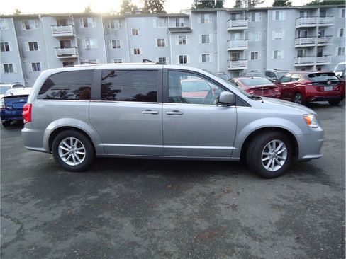 Used 2019 Dodge Grand Caravan SXT image 4