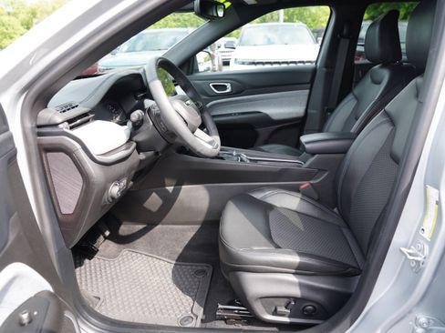 Used 2025 Jeep Compass Latitude w/ Sun & Sound Group AWD/4WD image 4