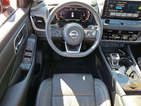 Used 2024 Nissan Rogue Platinum image 12