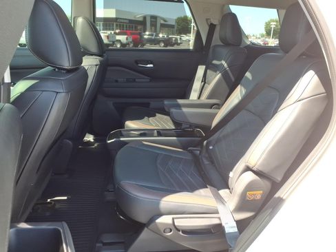 Used 2022 Nissan Pathfinder Platinum w/ Cargo Package AWD/4WD image 16