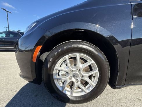 Used 2024 Chrysler Pacifica Touring-L FWD image 10