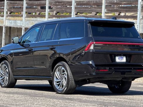 Used 2025 Lincoln Navigator Reserve AWD/4WD image 8