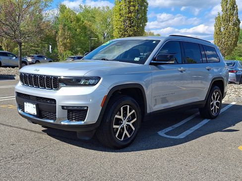 Used 2025 Jeep Grand Cherokee L Limited AWD/4WD image 3
