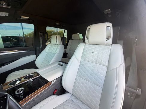 Used 2025 Cadillac Escalade Sport Platinum AWD/4WD image 9