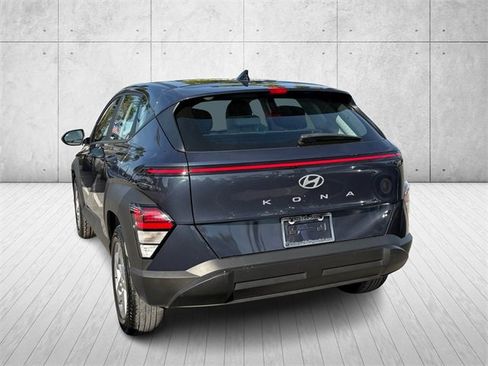 Used 2024 Hyundai Kona SE image 3