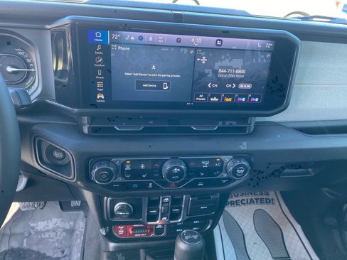 Used 2025 Jeep Wrangler Willys image 9