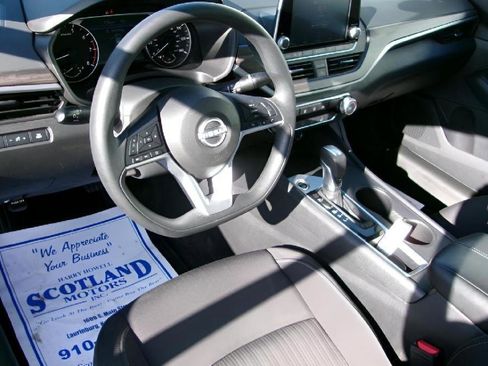Used 2025 Nissan Altima 2.5 SV FWD image 12