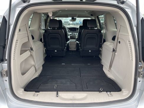 Used 2023 Chrysler Pacifica Touring-L FWD image 17