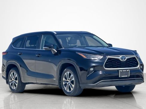 Used 2023 Toyota Highlander XLE AWD/4WD image 7