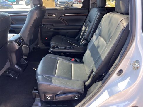 Used 2016 Toyota Highlander Limited image 19