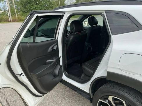 Used 2025 Chevrolet Trax RS w/ Sunroof Package FWD image 16