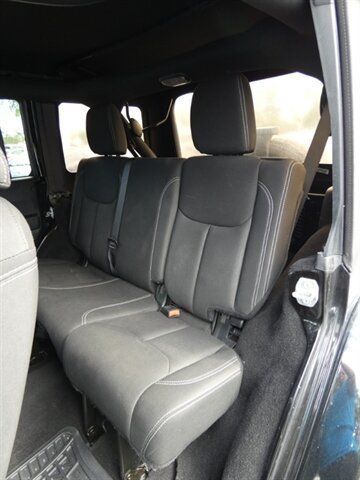 Used 2017 Jeep Wrangler Unlimited Sahara w/ Connectivity Group AWD/4WD image 39