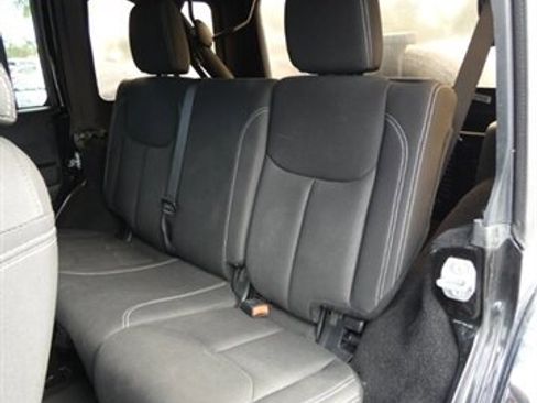 Used 2017 Jeep Wrangler Unlimited Sahara w/ Connectivity Group image 39