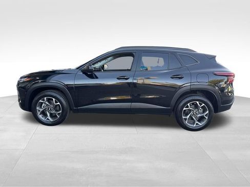 Certified 2025 Chevrolet Trax LT w/ Driver Confidence Package FWD image 2